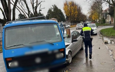ACCIDENT ÎNTRE O MAȘINĂ ȘI O AUTOUTILITARĂ