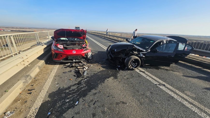 ACCIDENT ȘOCANT PE DN6: AMBULANȚĂ  CU PACIENȚI LOVITĂ