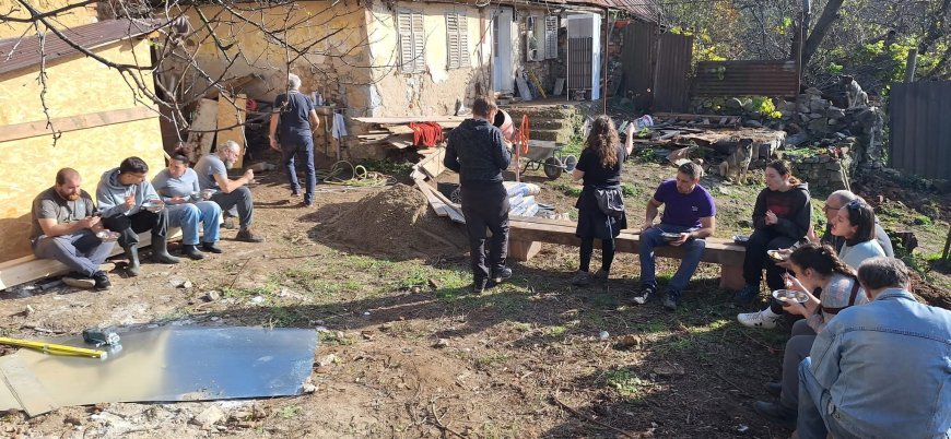 VOLUNTARI AJUTĂ LA REPARAȚIA CASEI PERSOANELOR CU DIZABILITĂȚI ÎN CICLOVA MONTANĂ