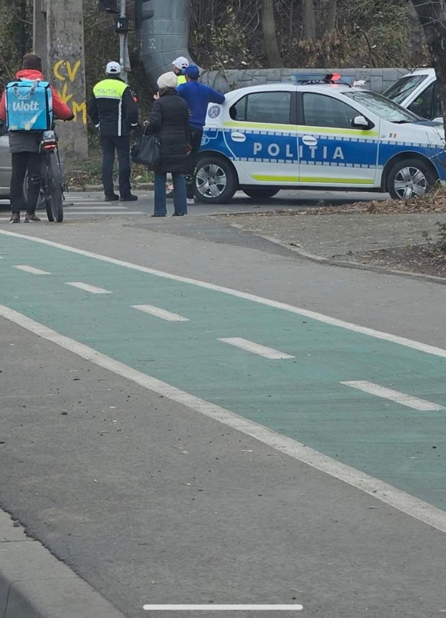 TROTINETIST LOVIT DE O MAȘINĂ PE PISTA DE BICICLETE
