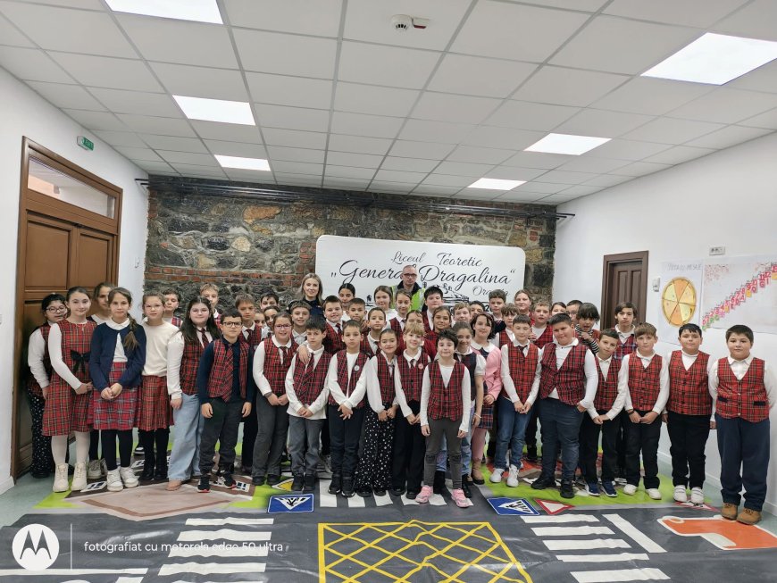 Polițiștii învață elevii din Oravița să circule în siguranță