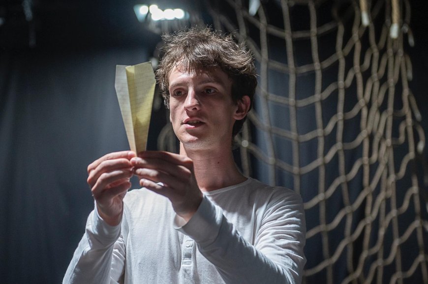 Decembrie la Teatrul Maghiar de Stat „Csiky Gergely”: o lună marcată de premiera unui spectacol bazat pe un text mereu actual