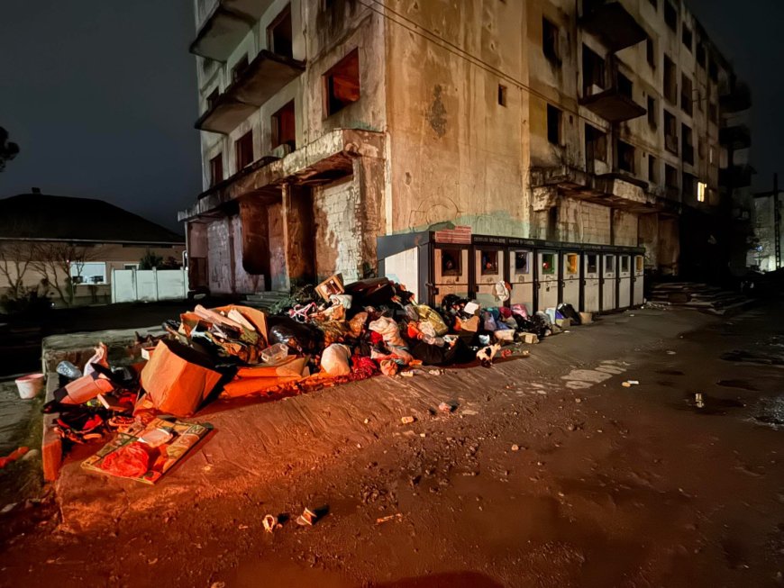 Gunoi lăsat lângă pubele în cartierul Tineretului din Oțelu Roșu