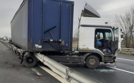 AUTOTREN ÎNFIPT ÎN PARAPET