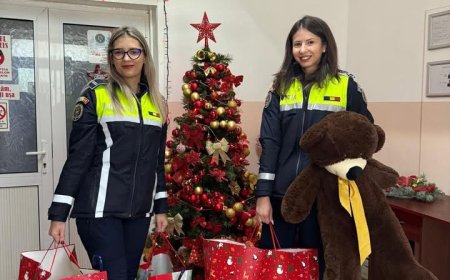 POLIȚIȘTII DIN BĂILE HERCULANE ADUC ZÂMBETE COPIILOR