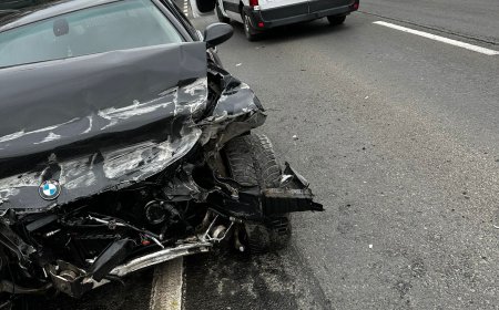 TÂNĂR RĂNIT DUPĂ CE A INTRAT CU MAȘINA ÎN PARAPET PE CALEA LUGOJULUI