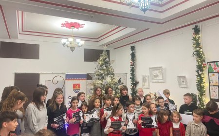 Expoziție între anotimpuri în foaierul Teatrului Merlin