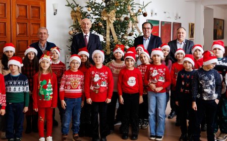 COLINDELE AU RĂSUNAT LA PREFECTURA CARAȘ-SEVERIN