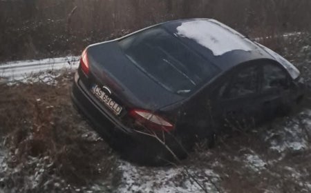 Gheață pe drumul Reșița–Lupac, autoturism ieșit de pe carosabil