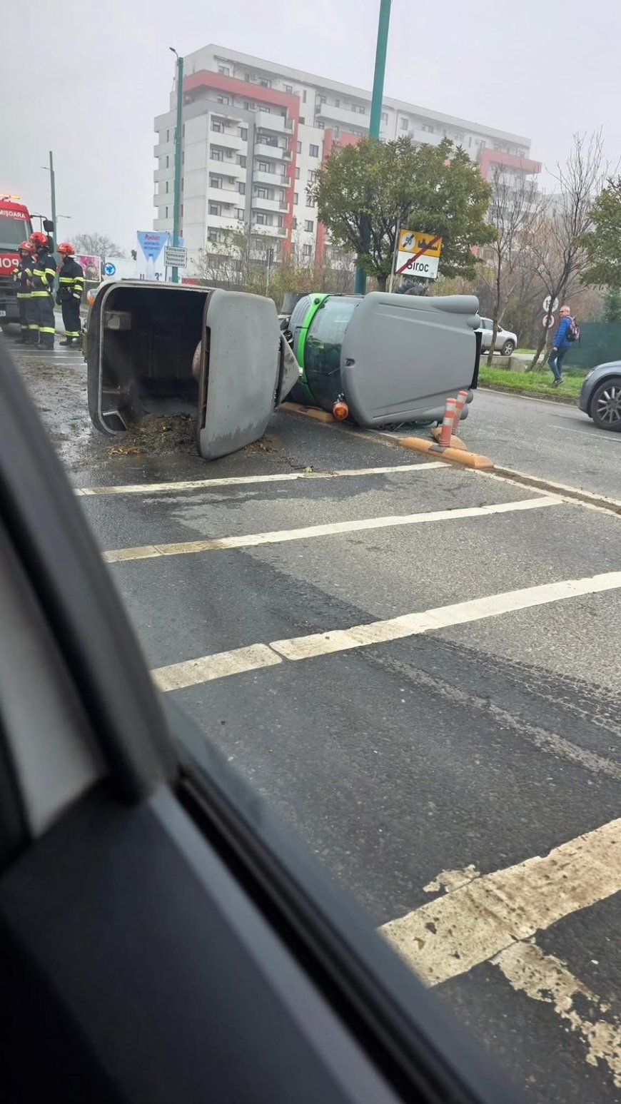 MAȘINA DE SALUBRITATE A PRIMĂRIEI, CU ROȚILE-N SUS