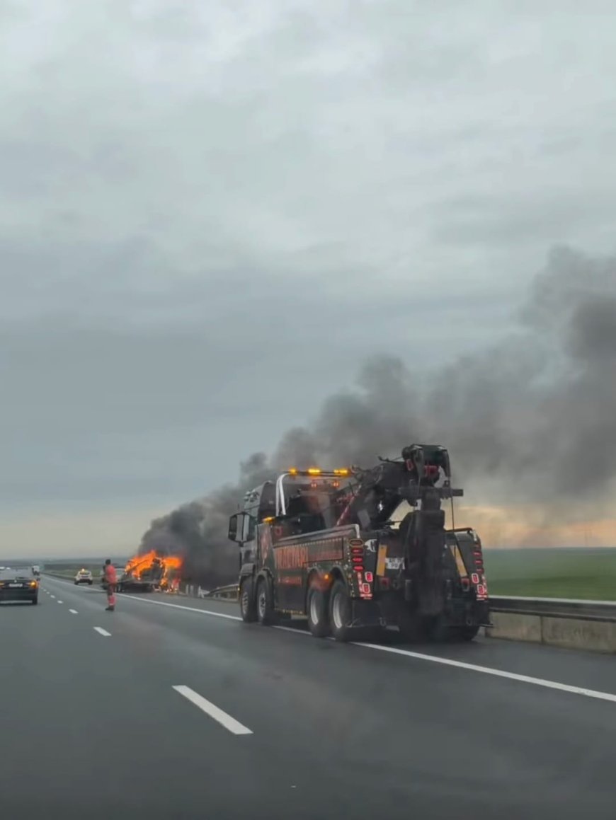 O MAȘINĂ ARDE CA O TORȚĂ PE A1