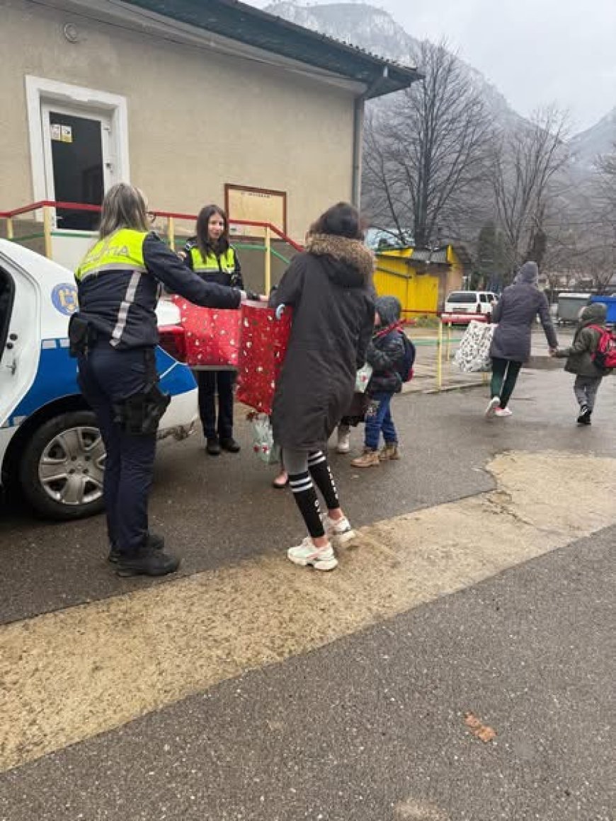 POLIȚIȘTII DIN BĂILE HERCULANE ADUC ZÂMBETE COPIILOR
