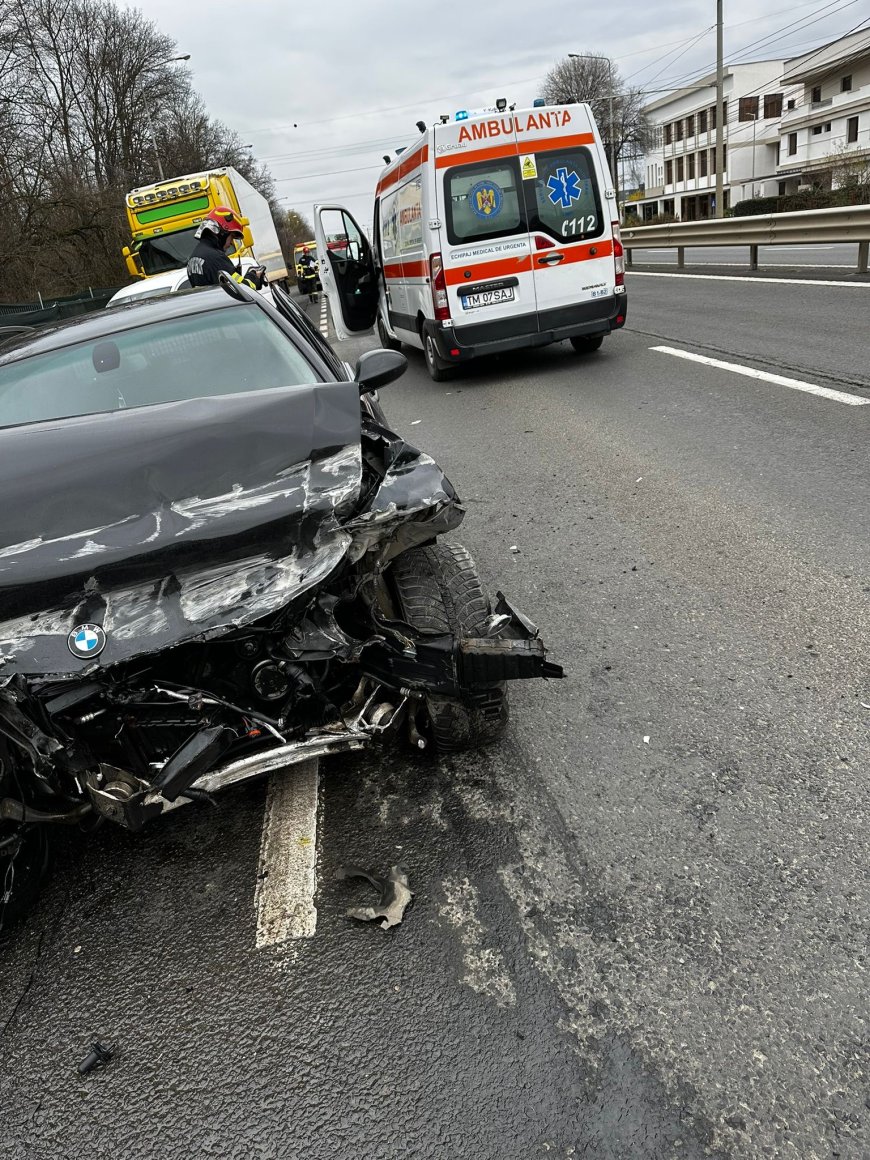 TÂNĂR RĂNIT DUPĂ CE A INTRAT CU MAȘINA ÎN PARAPET PE CALEA LUGOJULUI