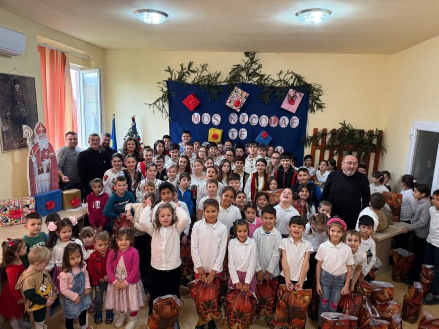 MOȘ NICOLAE A ADUS BUCURIE ȘI GENEROZITATE COPIILOR DIN COMUNA BOLDUR