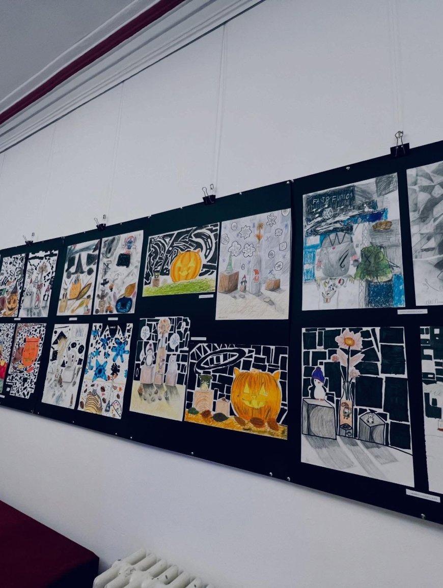 Expoziție între anotimpuri în foaierul Teatrului Merlin