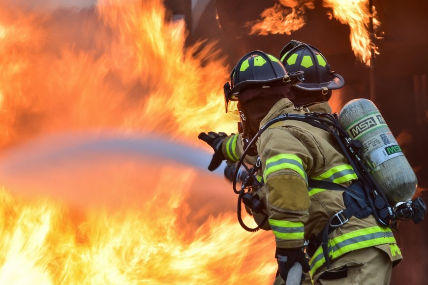 INCENDIU IZBUCNIT ÎNTR-O BUCĂTĂRIE. PROPRIETARII NU ERAU ACASĂ