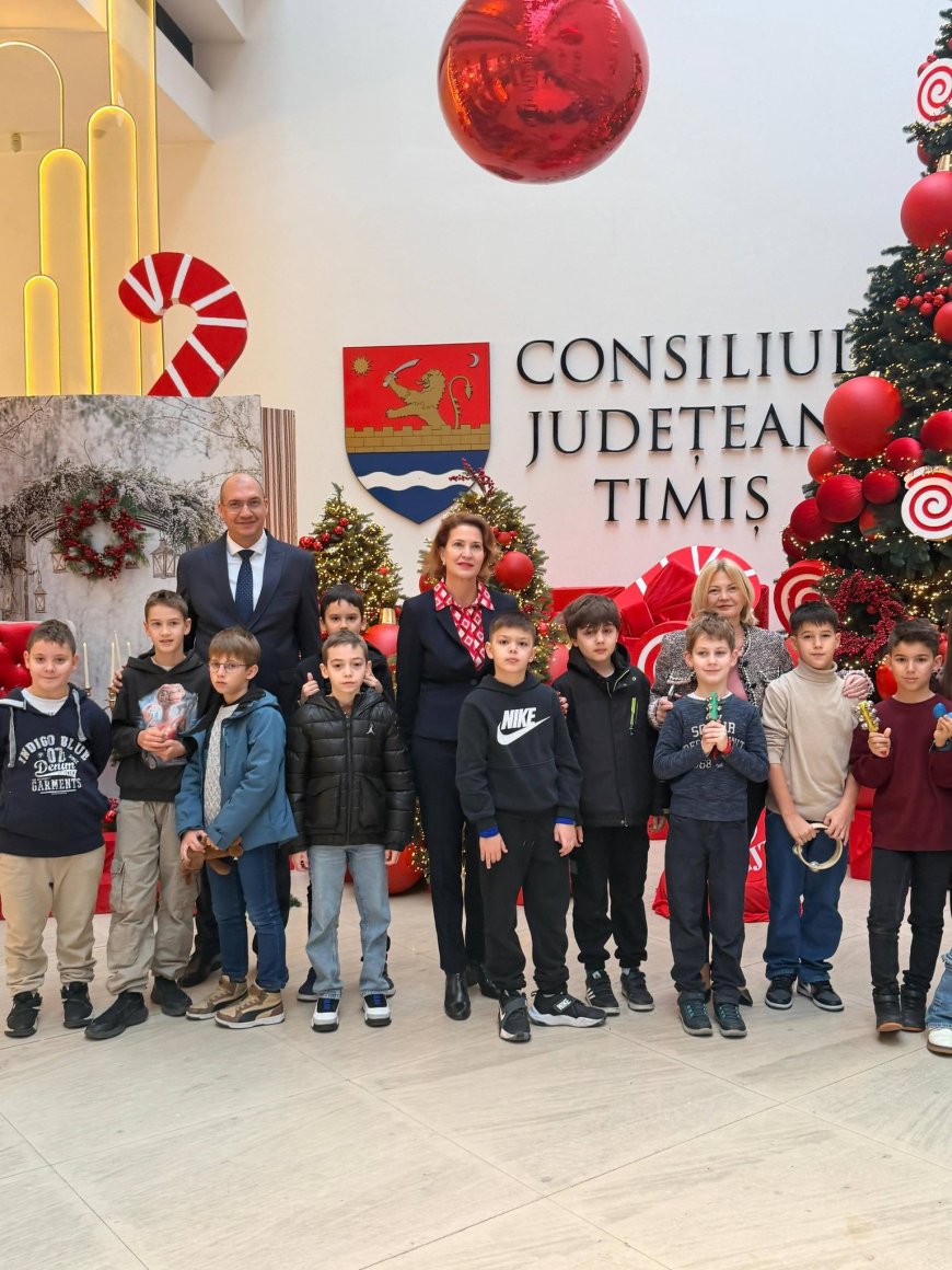 COLINDĂTORII AU AJUNS LA PALATUL ADMINISTRATIV DIN TIMIȘOARA