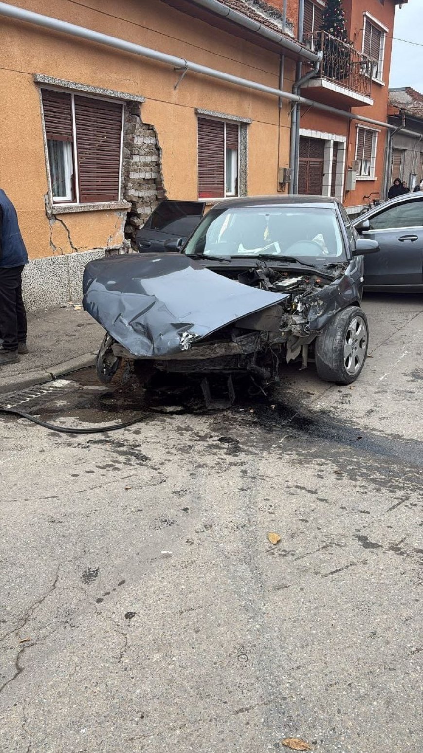 Impact violent în Lugoj: mașină aruncată într-un zid, doi tineri la spital