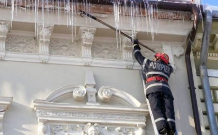 ATENȚIE LA ȚURȚURII DE GHEAȚĂ DE PE CLĂDIRI!