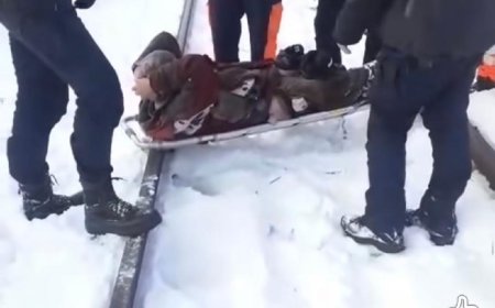 VIDEO! BĂRBAT APROAPE DEGERAT PE CALEA FERATĂ, SALVAT LA LIMITĂ DE POLIȚIȘTI