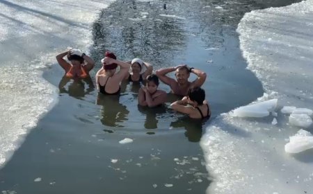 Temerari la Giroc: Baie în apă înghețată la -8°C