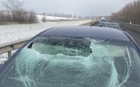 VIDEO | Gheața căzută de pe camion a făcut praf o mașină