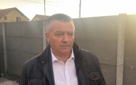 TENSIUNE LA COTE ALARMANTE: Primarul îndeamnă la calm în timp ce mascații păzesc locuința băiatului de 13 ani