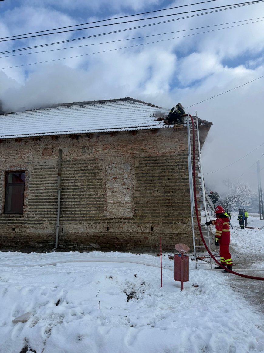 INCENDIU! ACOPERIȘ CUPRINS DE FLĂCĂRI!