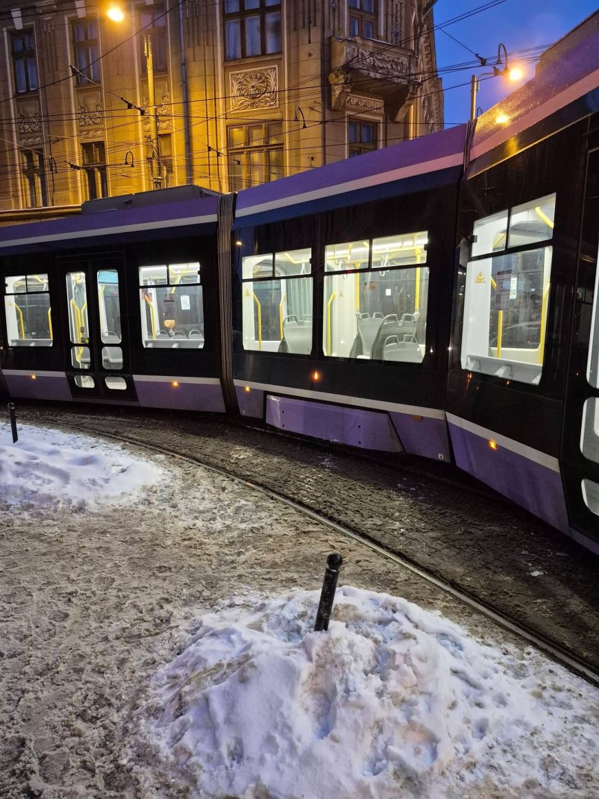 TRAMVAI DERAIAT ÎN PIAȚA TRAIAN