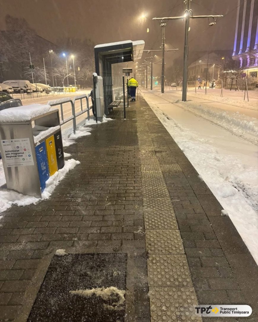 Echipele STPT deszăpezesc stațiile de transport public
