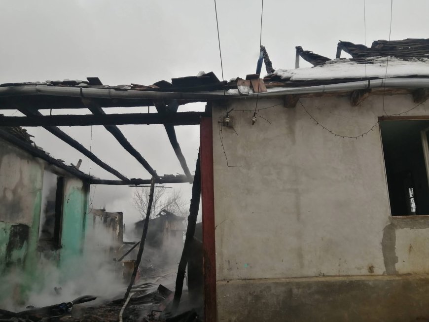 UN INCEDIU DEVASTATOR A LĂSAT O FAMILIE FĂRĂ CASĂ