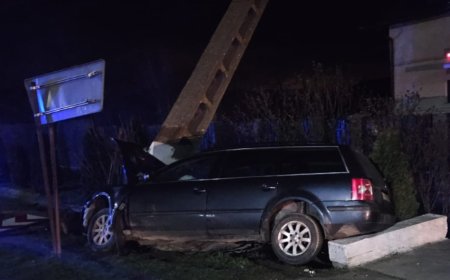 A MURIT ȘOFERUL CARE A INTRAT CU MAȘINA ÎN STÂLP