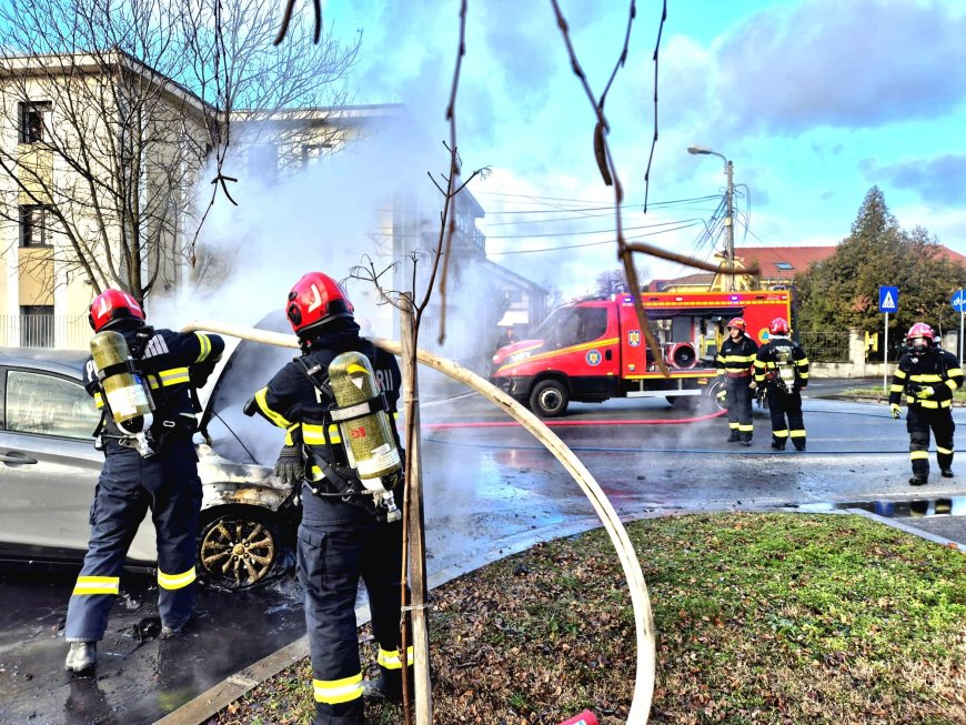 Mașină cuprinsă de flăcări pe strada Rapsodiei din Timișoara