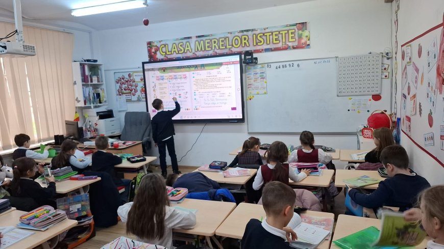 DISPLAY-URI INTERACTIVE NOI, ÎN SĂLILE DE CLASĂ DE LA „CARMEN SYLVA”