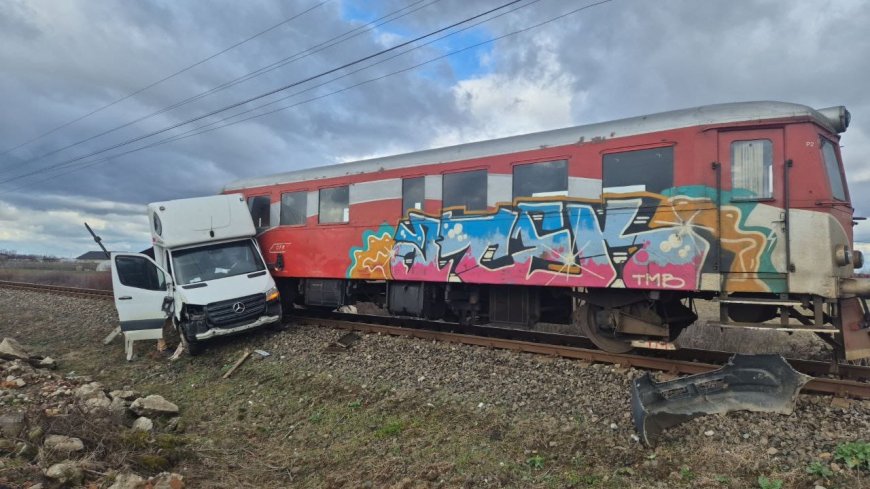 AUTOCAMIONETĂ LOVITĂ DE UN AUTOMOTOR