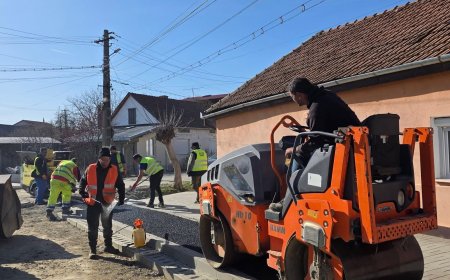 Începe asfaltarea pistei de biciclete pe mai multe străzi din Caransebeș