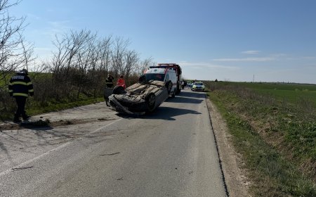 Mașină răsturnată pe DJ 691, un pasager a ajuns la spital
