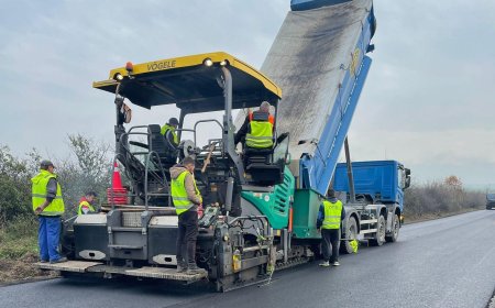 Încep lucrările de asfaltare pe DN 57, între Moldova Nouă și Radimna