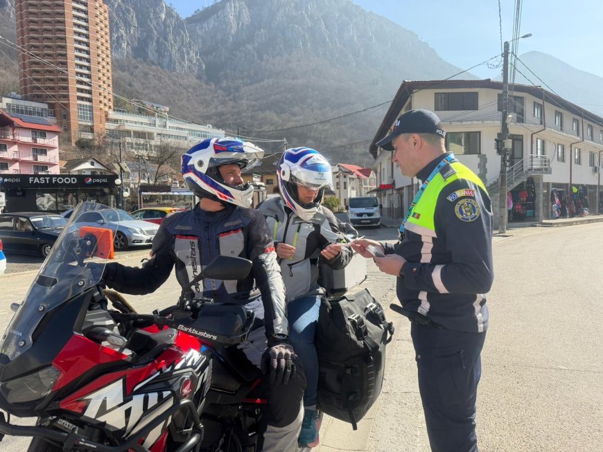 Polițiștii cărășeni au împărțit mărțișoare