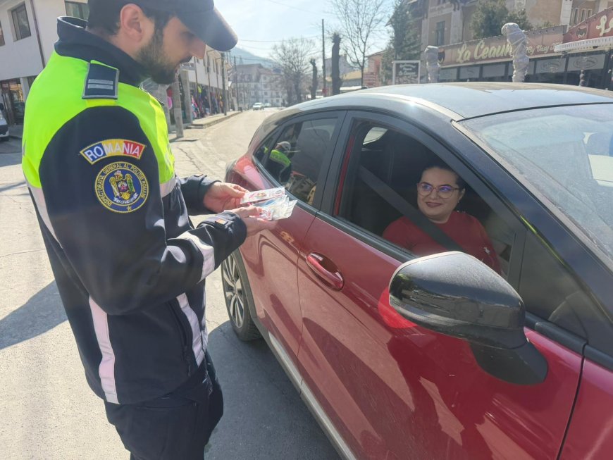 Polițiștii cărășeni au împărțit mărțișoare