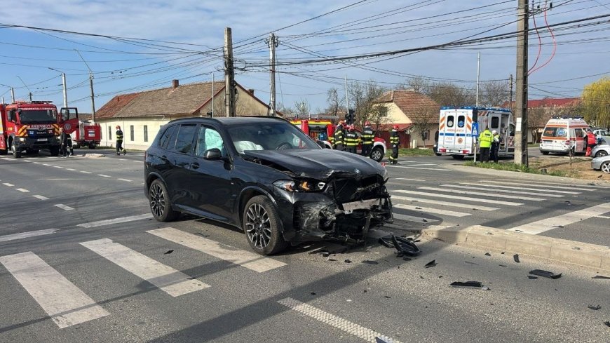 Accident rutier în Dumbrăvița: Un șofer a rămas încarcerat în urma impactului
