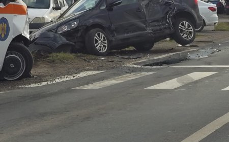Accident rutier în Săcălaz între o ambulanță și un autoturism