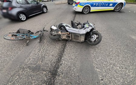 Biciclist lovit de motocicletă în timp ce traversa pe roșu