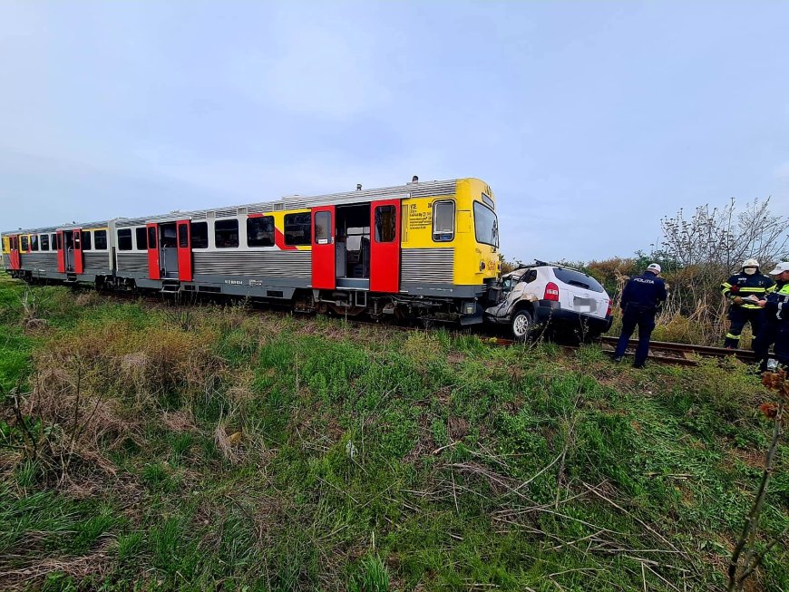 Mașină lovită de tren! Șoferul, în stare gravă