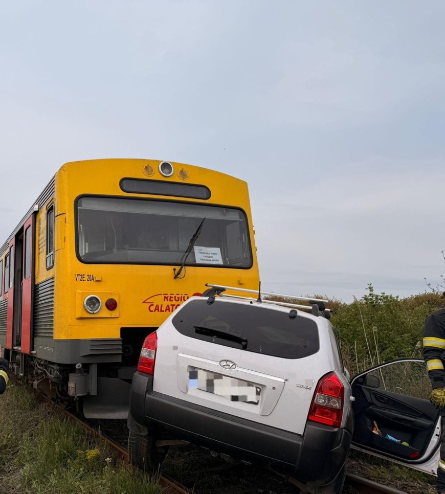 Mașină lovită de tren! Șoferul, în stare gravă