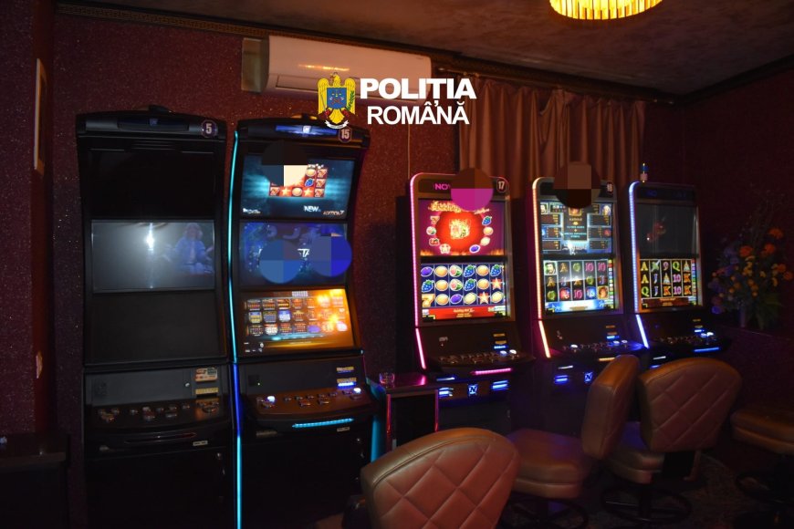 Aparate de jocuri de noroc și o sumă mare de bani, ridicate de polițiști