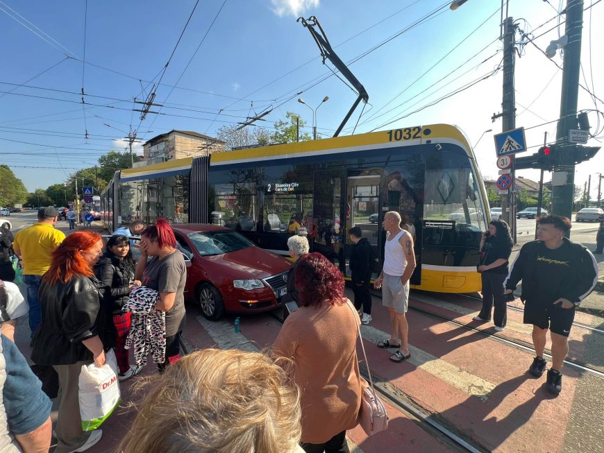 Bărbat rănit după ce a intrat cu mașina în tramvai
