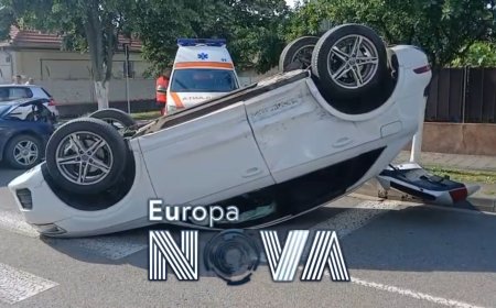 Mașină cu roțile-n sus, la Timișoara