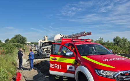 Autoutilitară în flăcări