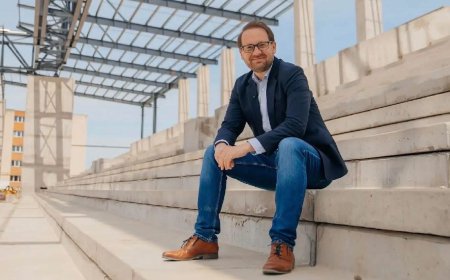 Dominic Fritz îi răspunde lui Alfred Simonis după criticile privind stilul vestimentar
